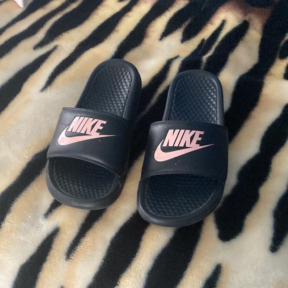 Women’s size 6 back and pink Nike slides - Picture 4 of 4